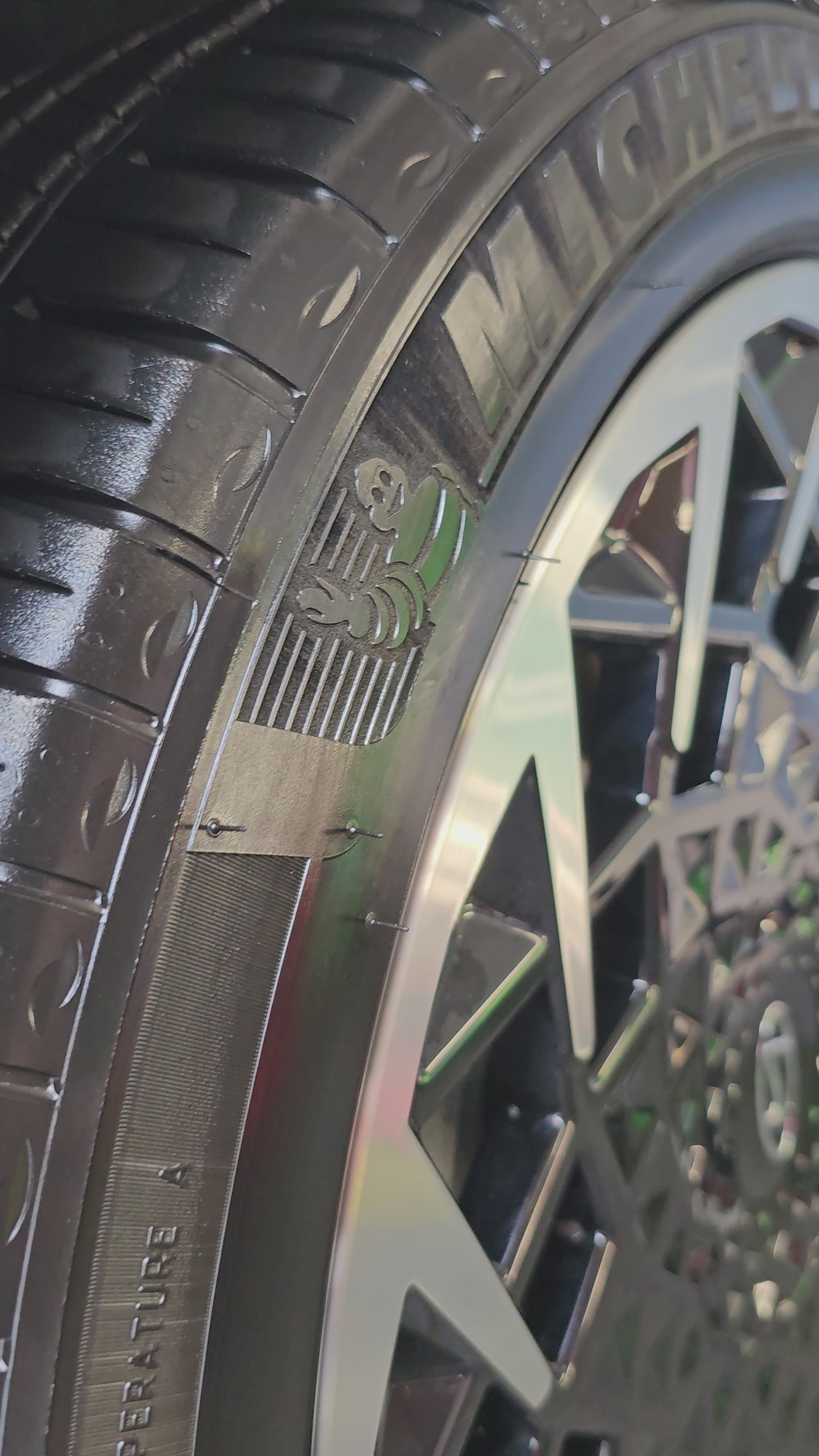 carZmedics Tire Shine features a nice matte finish to your tires.